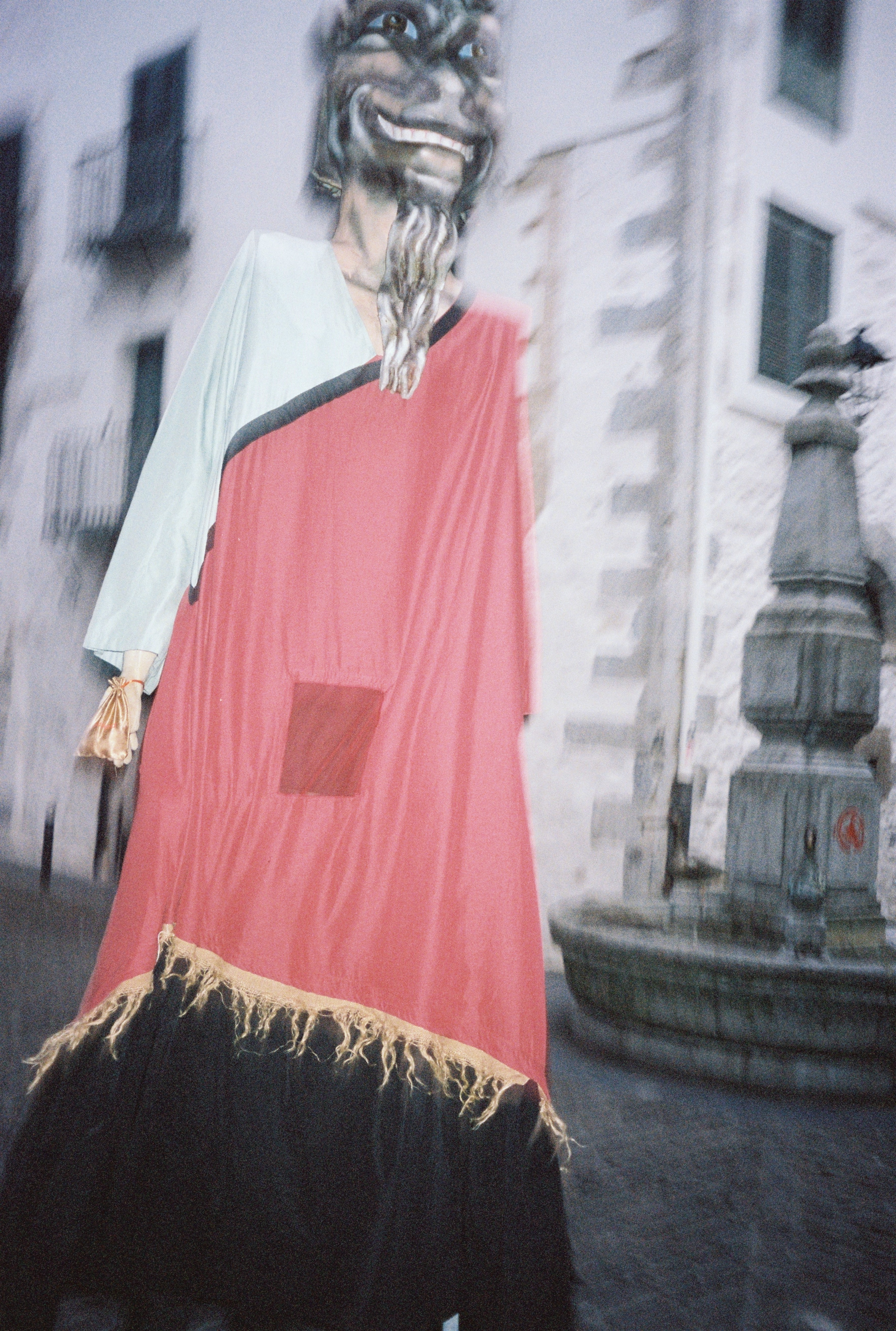 Fig N1 Activation Du Gant Akerbeltz Par Un De Ses Porteurs Mutriku Euskadi 17012024  Photographie Argentique De Pauline Fockedey