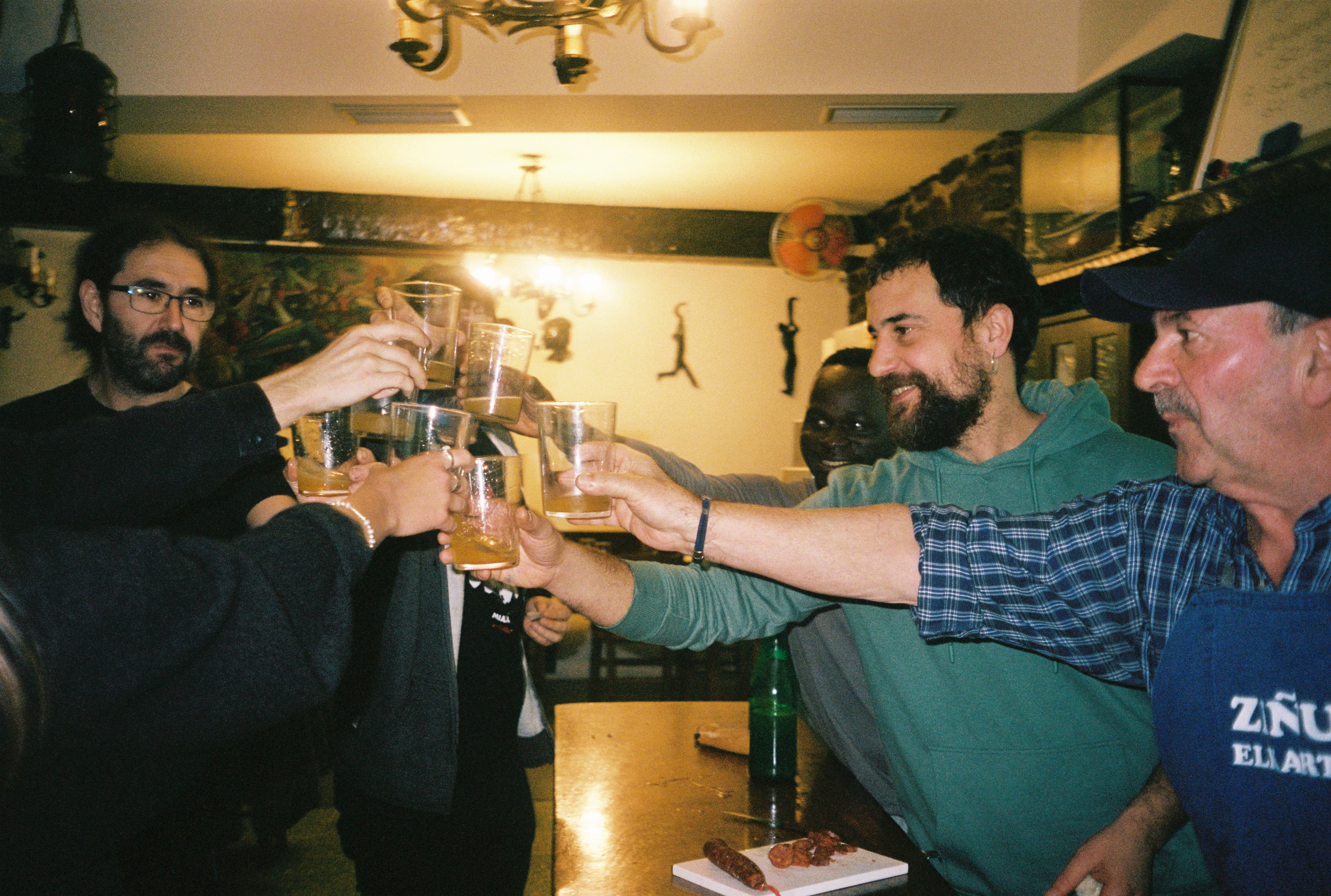 Fig N4 Les Membres Du Txoko Trinquent La Sant De Xiri Akerbeltz Et Du Projet Avec Le Pg Mutriku Euskadi 1701 2024 Photographie Argentique De Pauline Fockedey 2