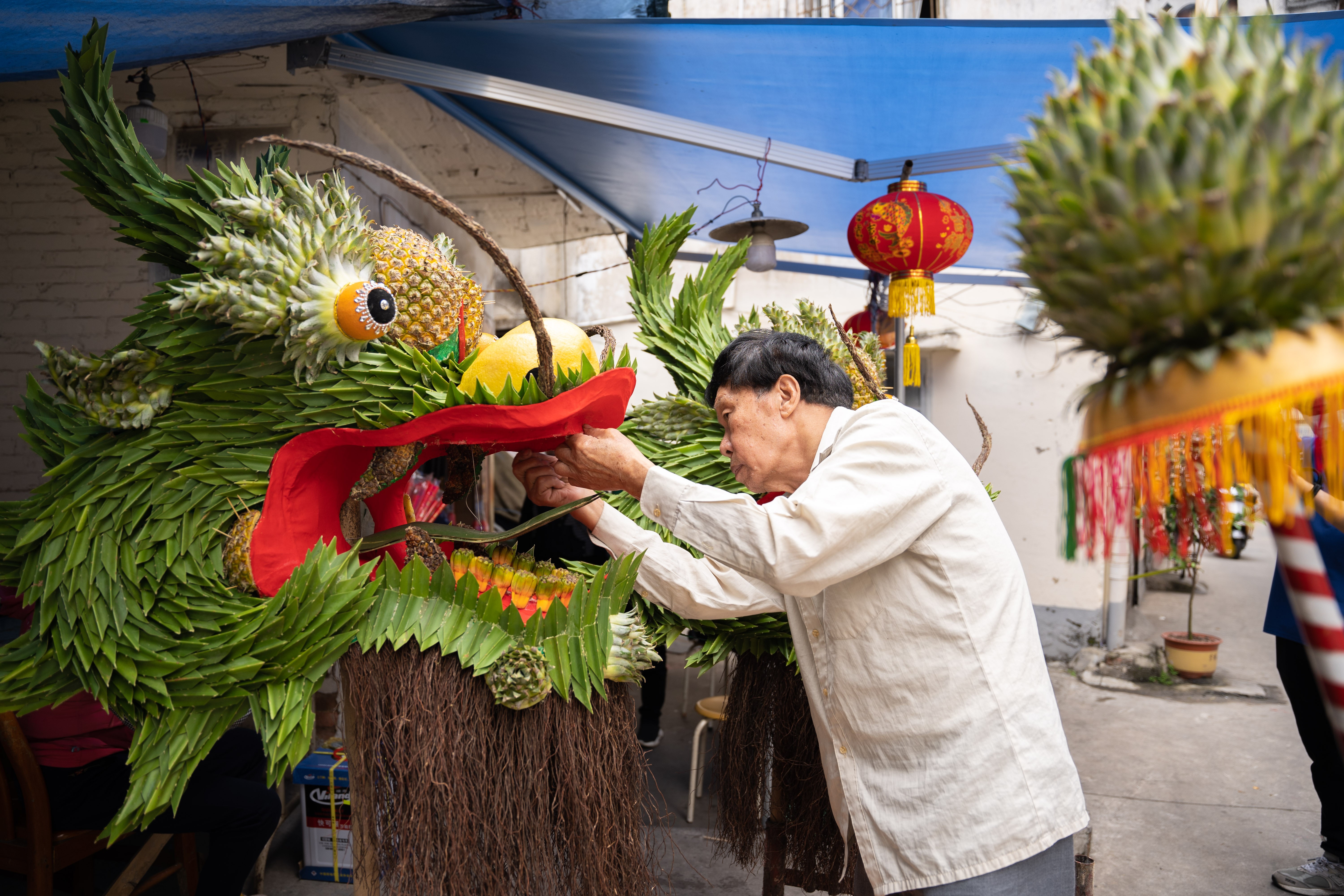 Fig  2 Le Dragon Legou Est En Train Detre Fabrique 02 2023 Guangdong Photo Par Easy